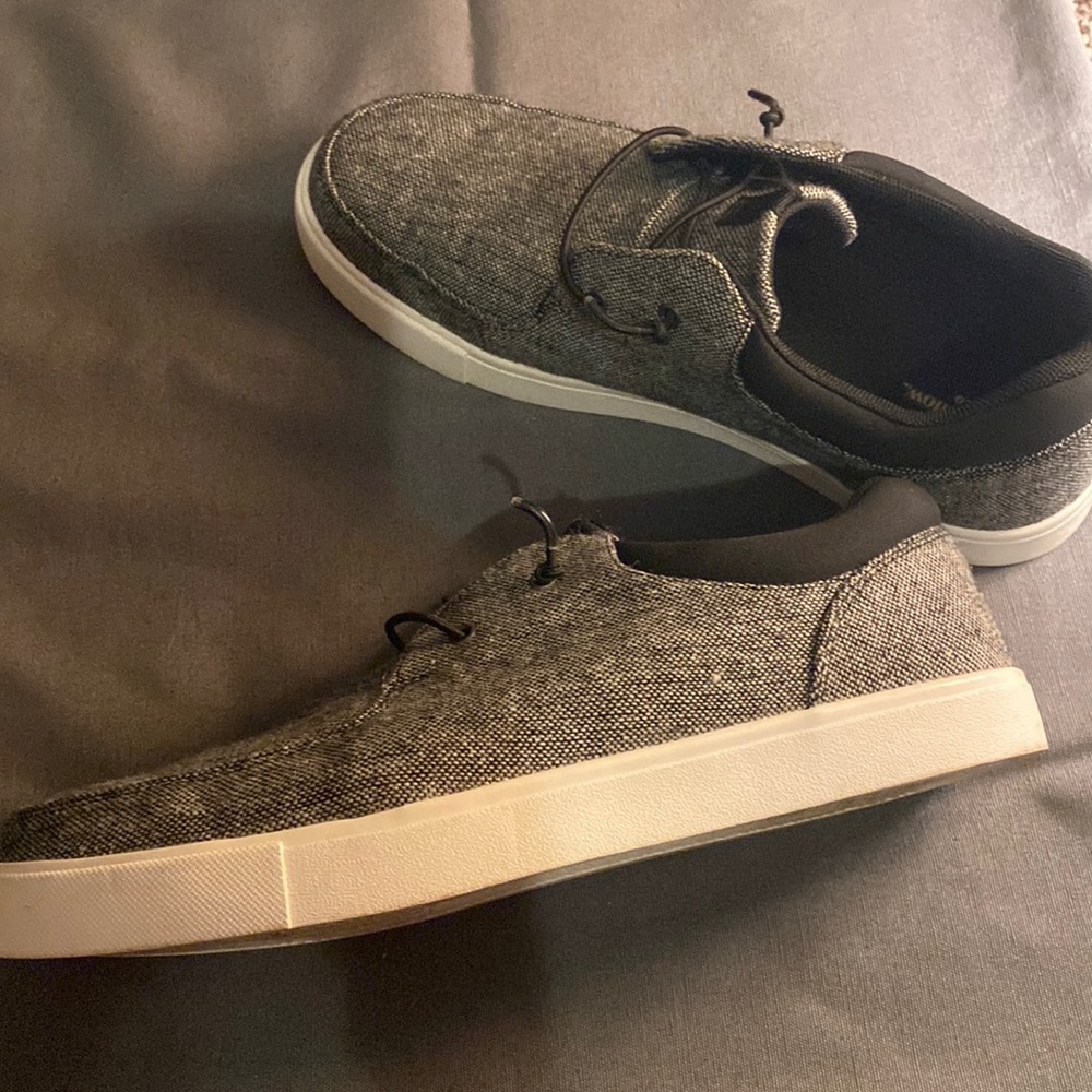 Men’s like new shoes gray, black and white. Wore once